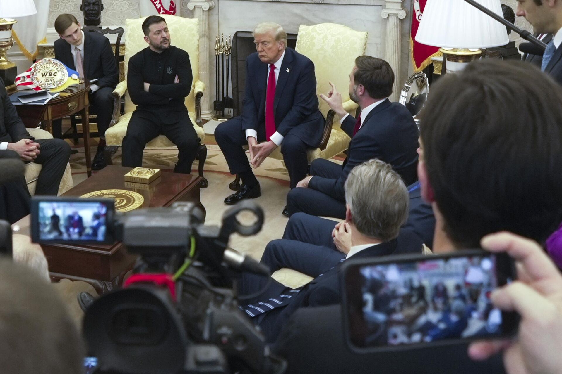 Президент США Дональд Трамп и вице-президент Джей Ди Вэнс во время переговоров с Владимиром Зеленским в Овальном кабинете Белого дома - Sputnik Узбекистан, 1920, 01.03.2025