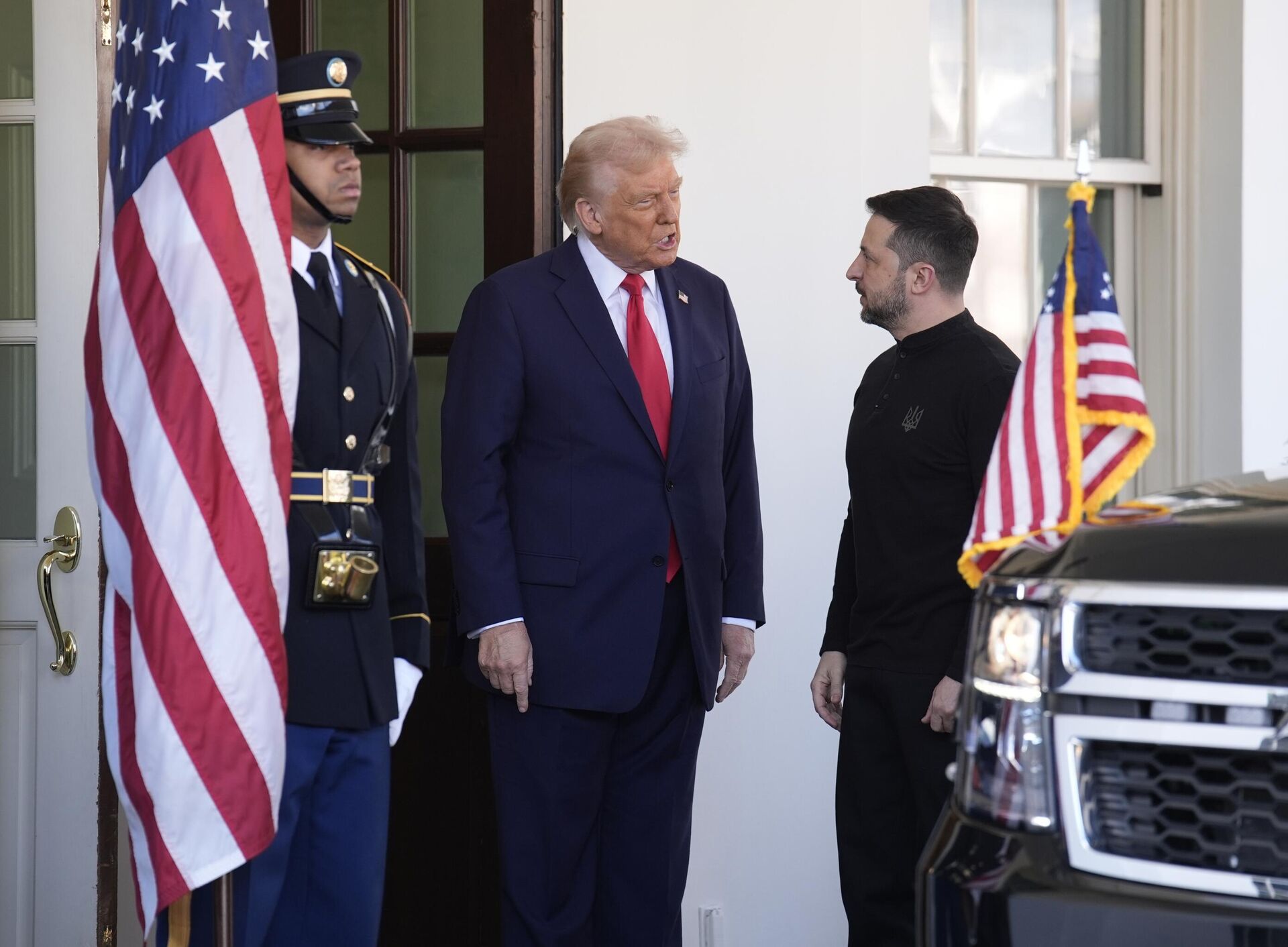 Президент Дональд Трамп встречает Владимира Зеленского на пороге Белого дома - Sputnik Узбекистан, 1920, 01.03.2025