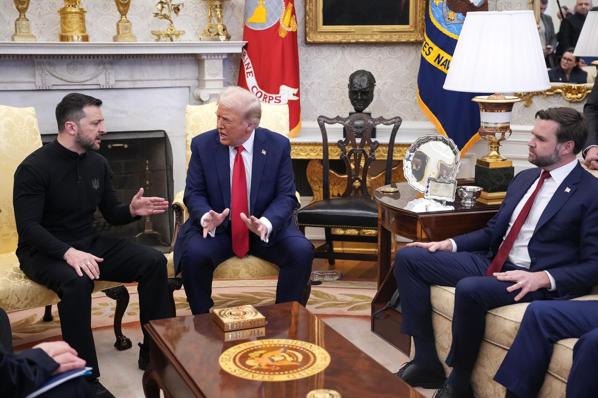 Президент США Дональд Трамп и вице-президент Джей Ди Вэнс во время переговоров с Владимиром Зеленским в Овальном кабинете Белого дома - Sputnik Узбекистан, 1920, 01.03.2025