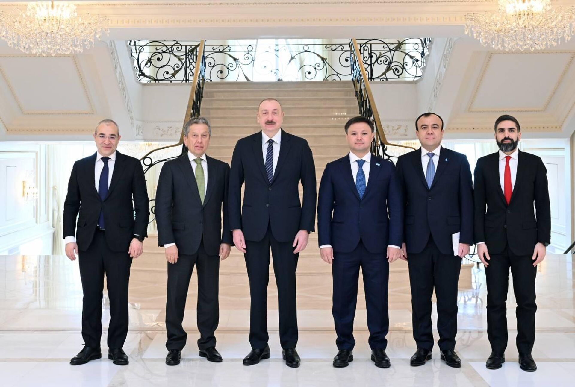 Ильхам Алиев принял руководителей компаний Татнефть, КазМунайГаз и Узбекнефтегаз - Sputnik Узбекистан, 1920, 04.03.2025