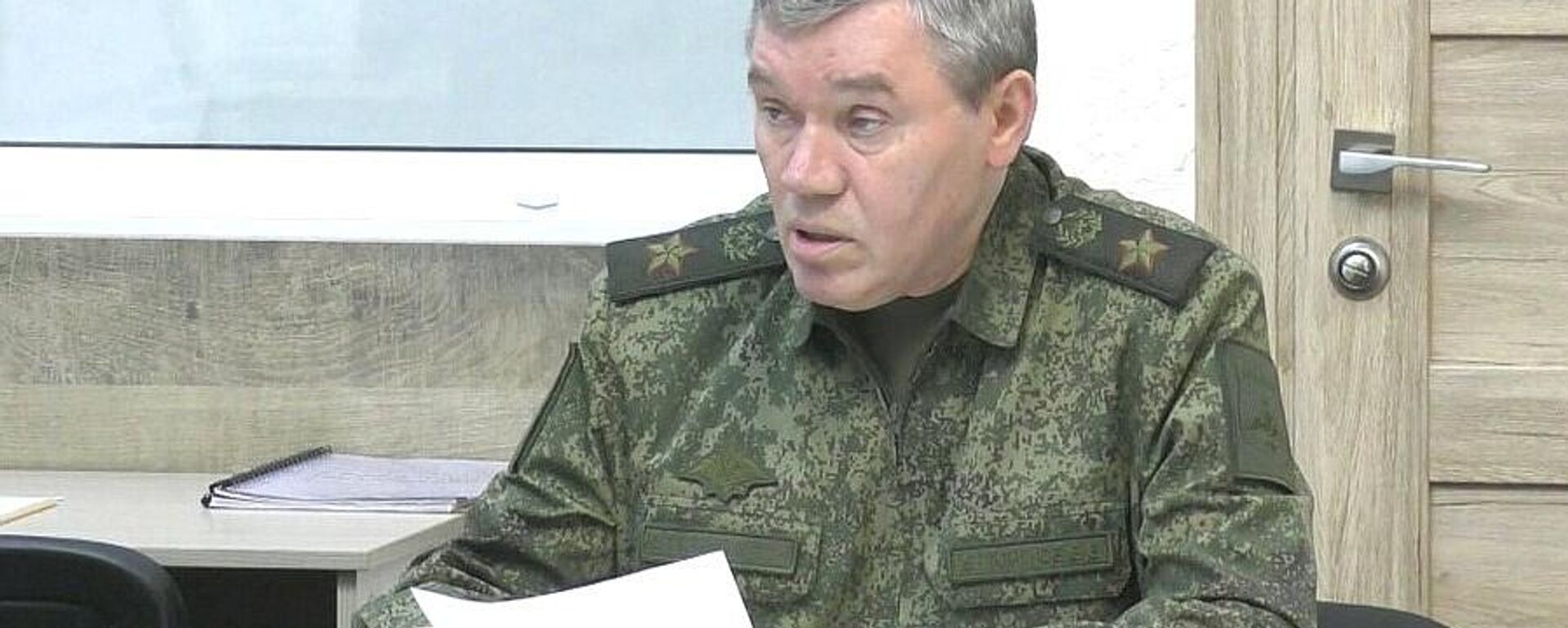 Владимир Путин провёл совещание на одном из пунктов управления Курской группировкой.  - Sputnik Ўзбекистон, 1920, 15.01.2026