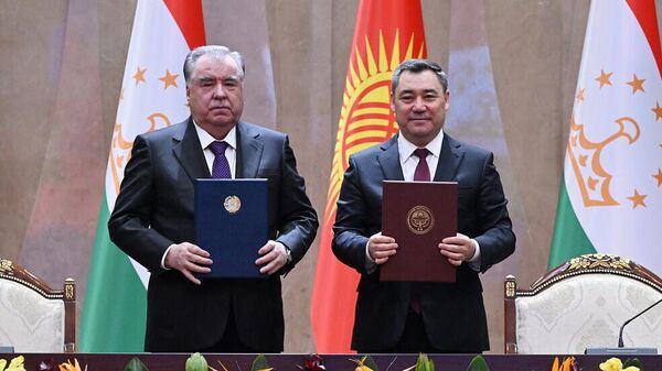 Президенты Кыргызстана и Таджикистана Садыр Жапаров и Эмомали Рахмон подписали соглашение о государственной границе. - Sputnik Узбекистан