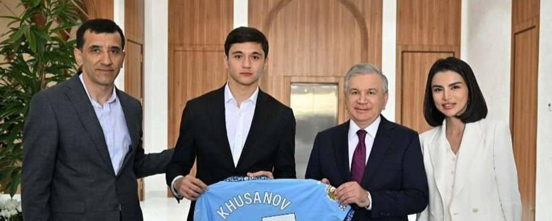 Shavkat Mirziyoyev vstretilsya s zashitnikom sbornoy Uzbekistana Abdukodirom Xusanovim. - Sputnik O‘zbekiston, 1920, 22.03.2025