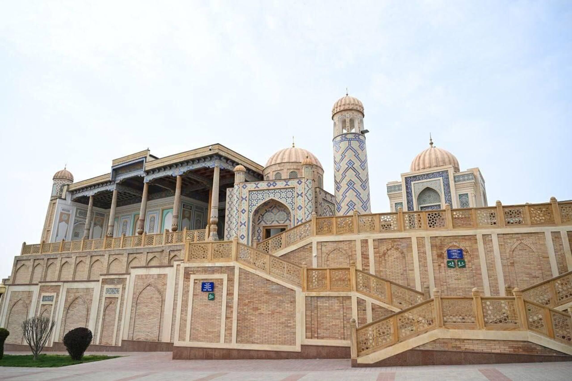 Prezident Shavkat Mirziyoyev posetil memorialniy kompleks Xazrati Xizr i mejdunarodniy turisticheskiy sentr Velikiy shelkoviy put Prezident Shavkat Mirziyoyev posetil memorialniy kompleks Xazrati Xizr i mejdunarodniy turisticheskiy sentr Velikiy shelkoviy put - Sputnik O‘zbekiston, 1920, 22.03.2025