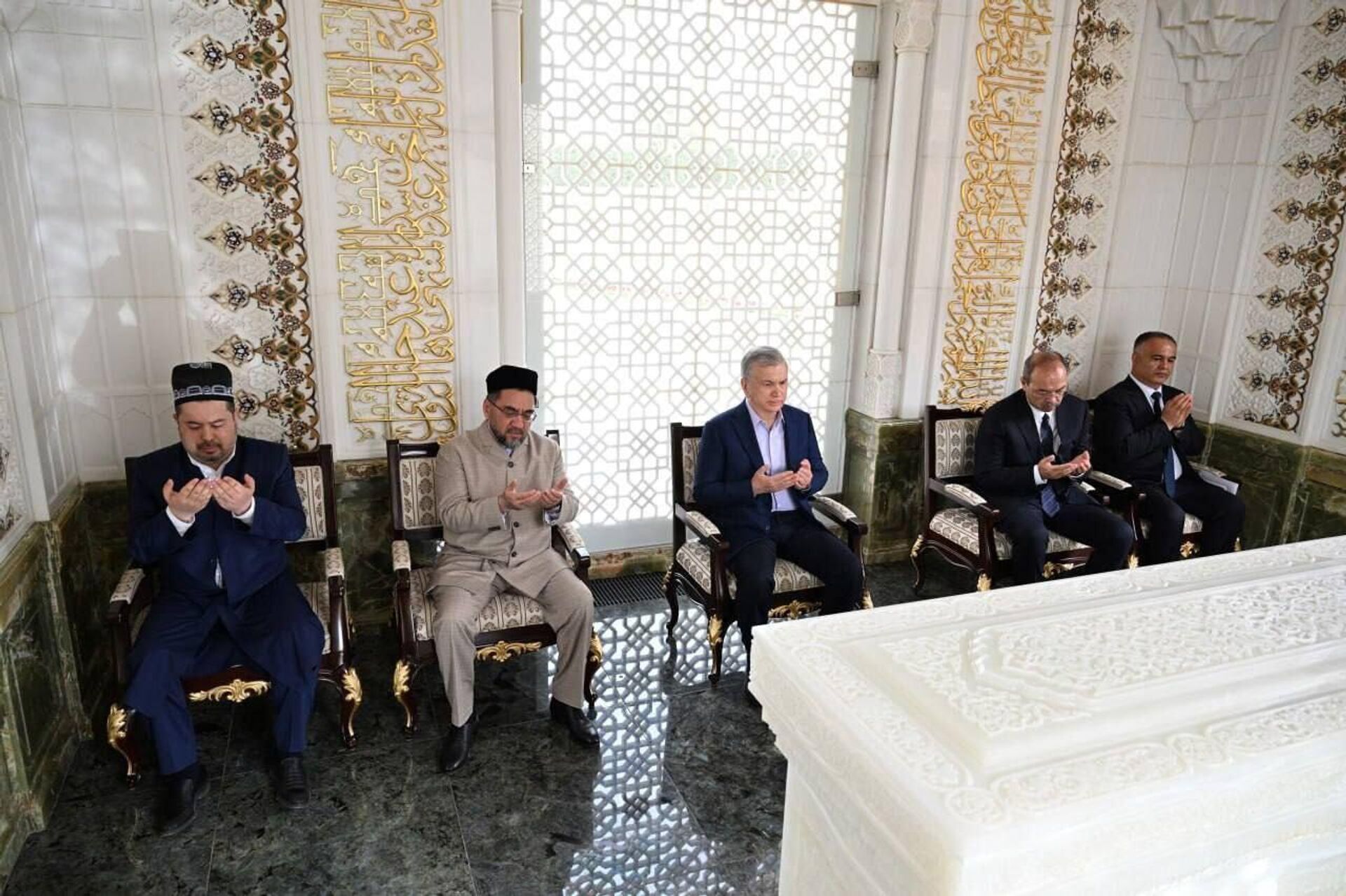 Prezident Shavkat Mirziyoyev posetil memorialniy kompleks Xazrati Xizr i mejdunarodniy turisticheskiy sentr Velikiy shelkoviy put Prezident Shavkat Mirziyoyev posetil memorialniy kompleks Xazrati Xizr i mejdunarodniy turisticheskiy sentr Velikiy shelkoviy put - Sputnik O‘zbekiston, 1920, 22.03.2025