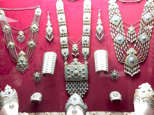 Jinsiy kelin Rus ayolni kolxozda sikishadi.