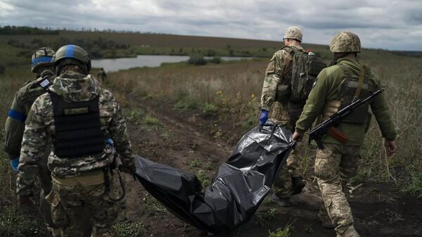 Украинские военнослужащие несут тело погибшего сослуживца. Архивное фото
 - Sputnik Узбекистан
