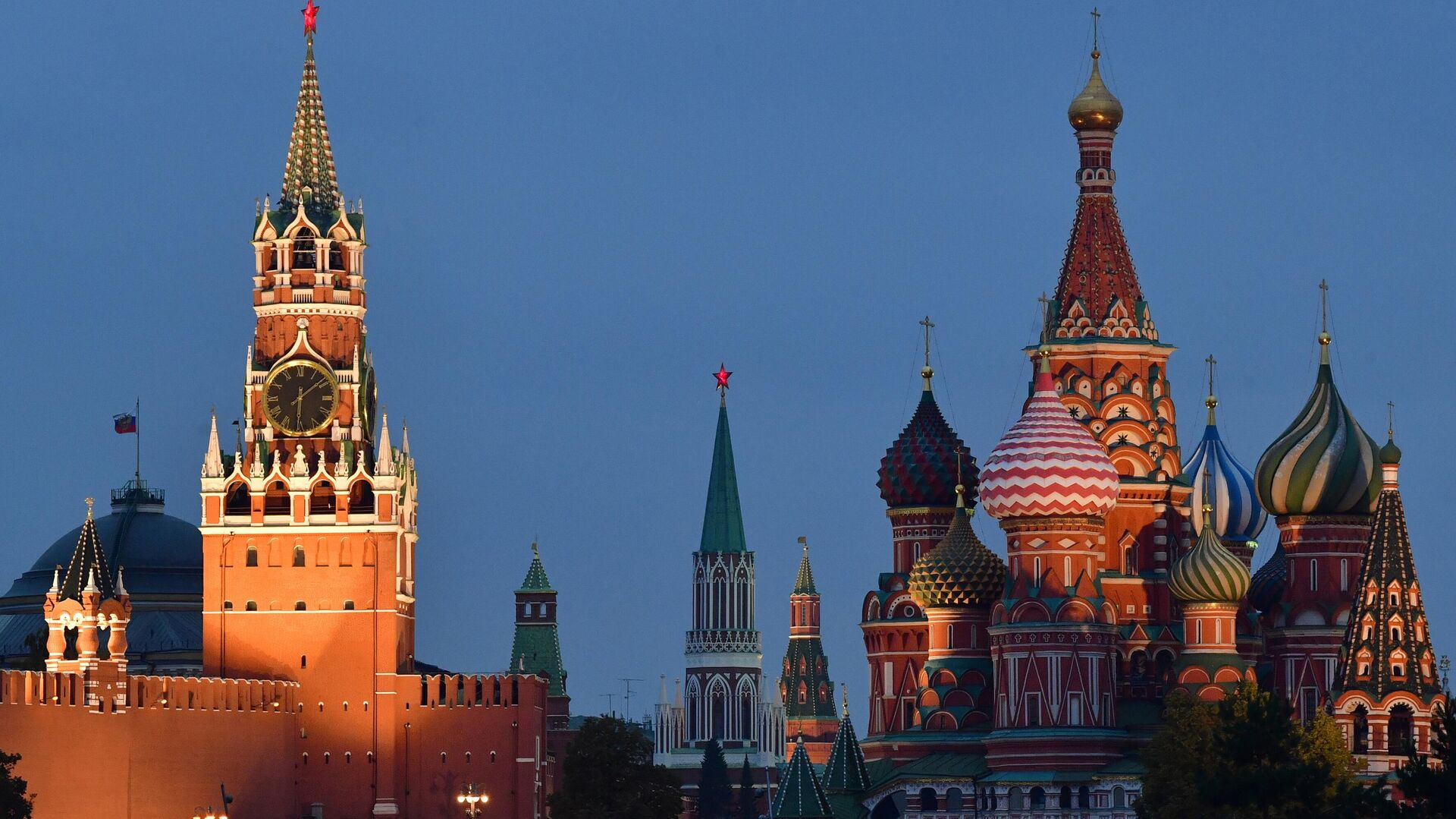 Спасская башня Московского Кремля и Покровский собор Спасская башня Московского Кремля и Покровский собор - Sputnik Узбекистан, 1920, 26.03.2025