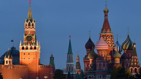 Спасская башня Московского Кремля и Покровский собор - Sputnik Узбекистан
