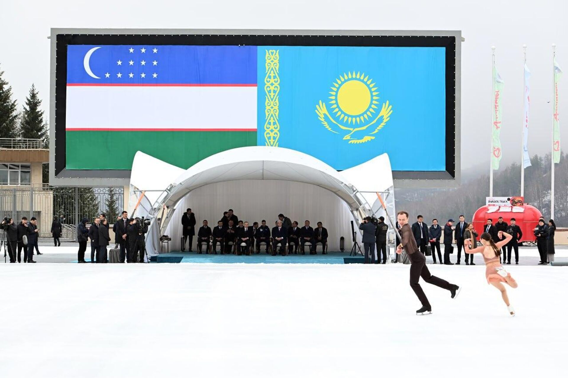 Шавкат Мирзиёев и Касым-Жомарт Токаев посетили высокогорный кластер Медеу. - Sputnik Узбекистан, 1920, 29.03.2025