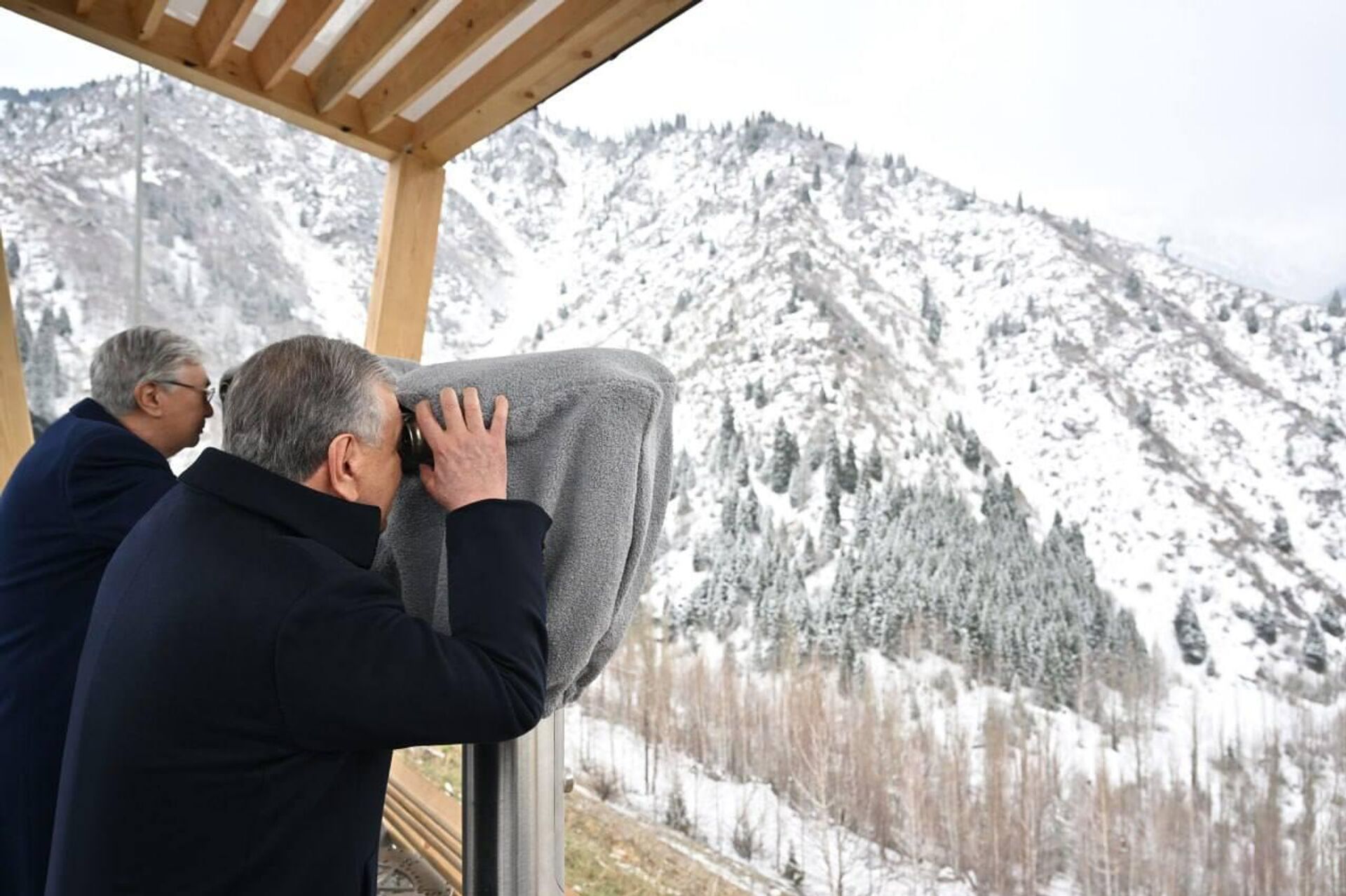 Шавкат Мирзиёев и Касым-Жомарт Токаев посетили высокогорный кластер Медеу. - Sputnik Узбекистан, 1920, 29.03.2025