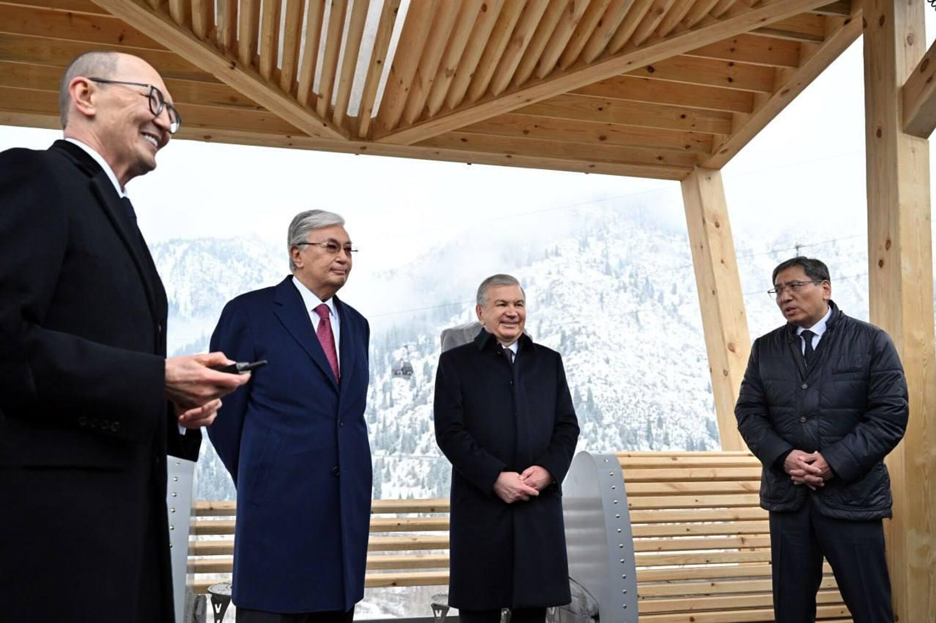 Шавкат Мирзиёев и Касым-Жомарт Токаев посетили высокогорный кластер Медеу. - Sputnik Узбекистан, 1920, 29.03.2025