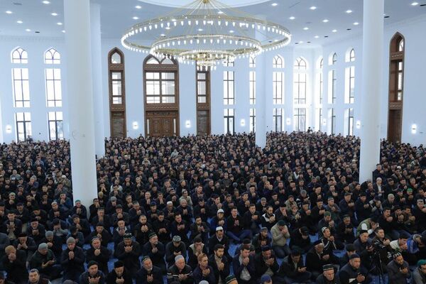 В Ташкенте прошел праздничный намаз В Ташкенте прошел праздничный намаз - Sputnik Узбекистан