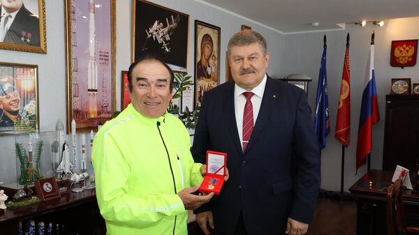 Велопутешественник из Узбекистана стал первым обладателем медали 70 лет Байконуру - Sputnik Узбекистан