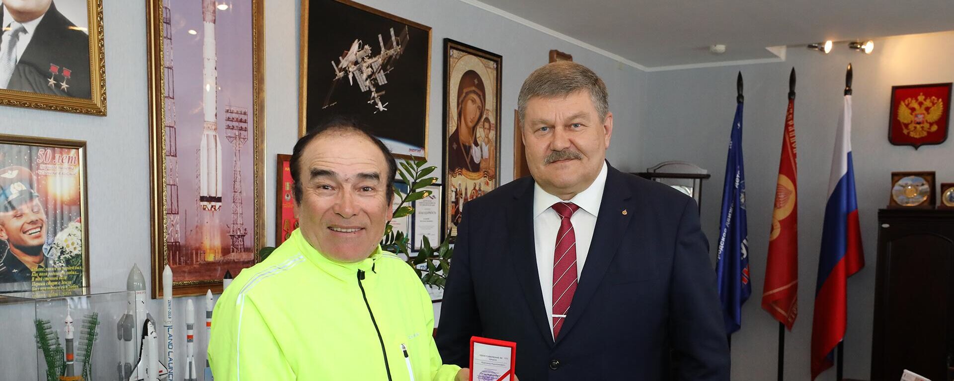 Велопутешественник из Узбекистана стал первым обладателем медали 70 лет Байконуру - Sputnik Узбекистан, 1920, 31.03.2025
