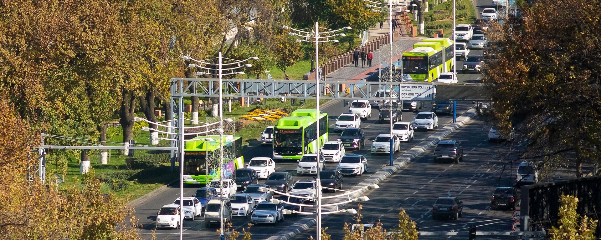 Транспортное движение по улице Буюк Ипак Йули - Sputnik Ўзбекистон, 1920, 29.11.2025