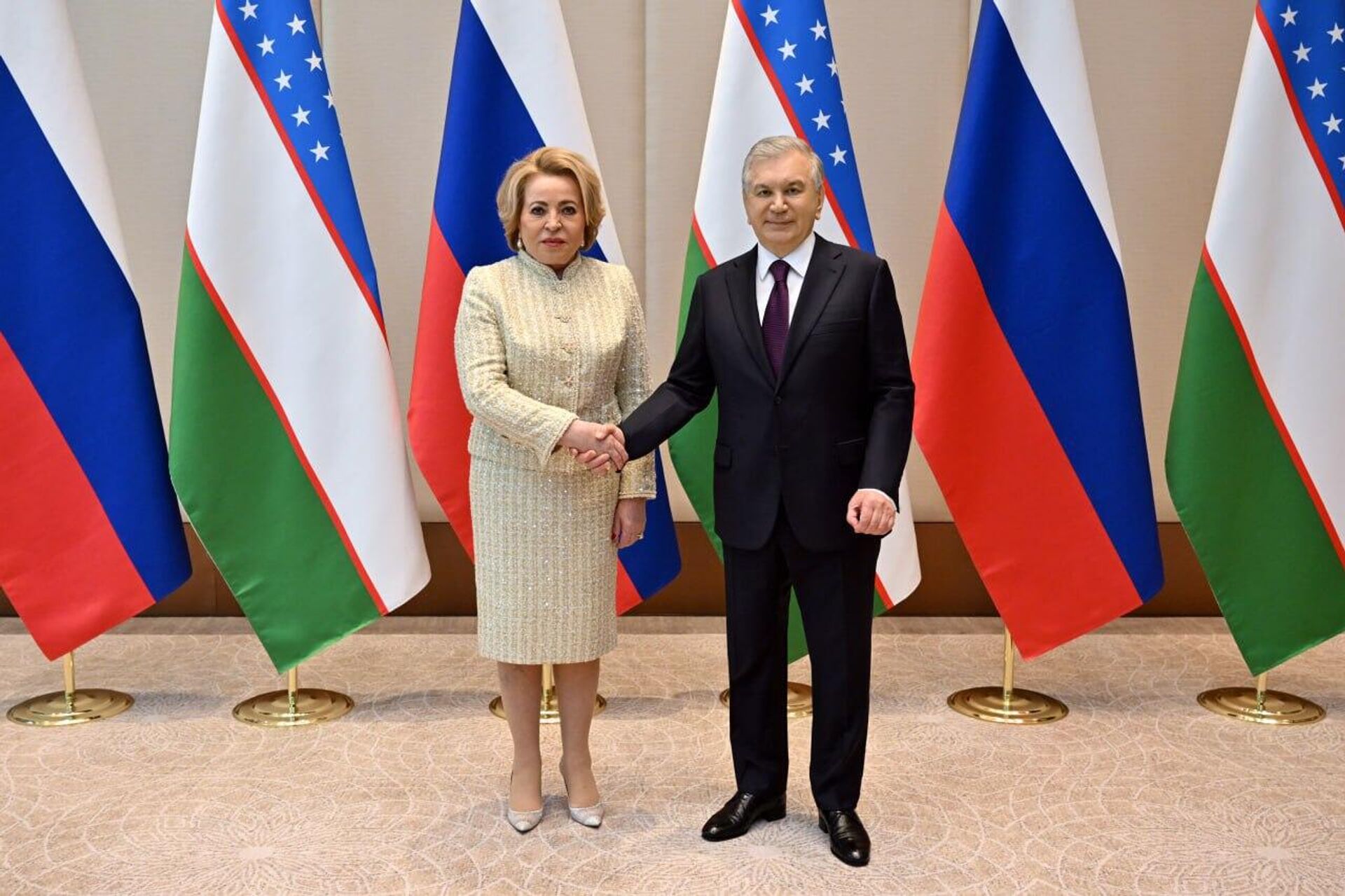 Президент Узбекистана Шавкат Мирзиёев принял председателя Совета Федерации Федерального Собрания РФ Валентину Матвиенко - Sputnik Узбекистан, 1920, 24.07.2025