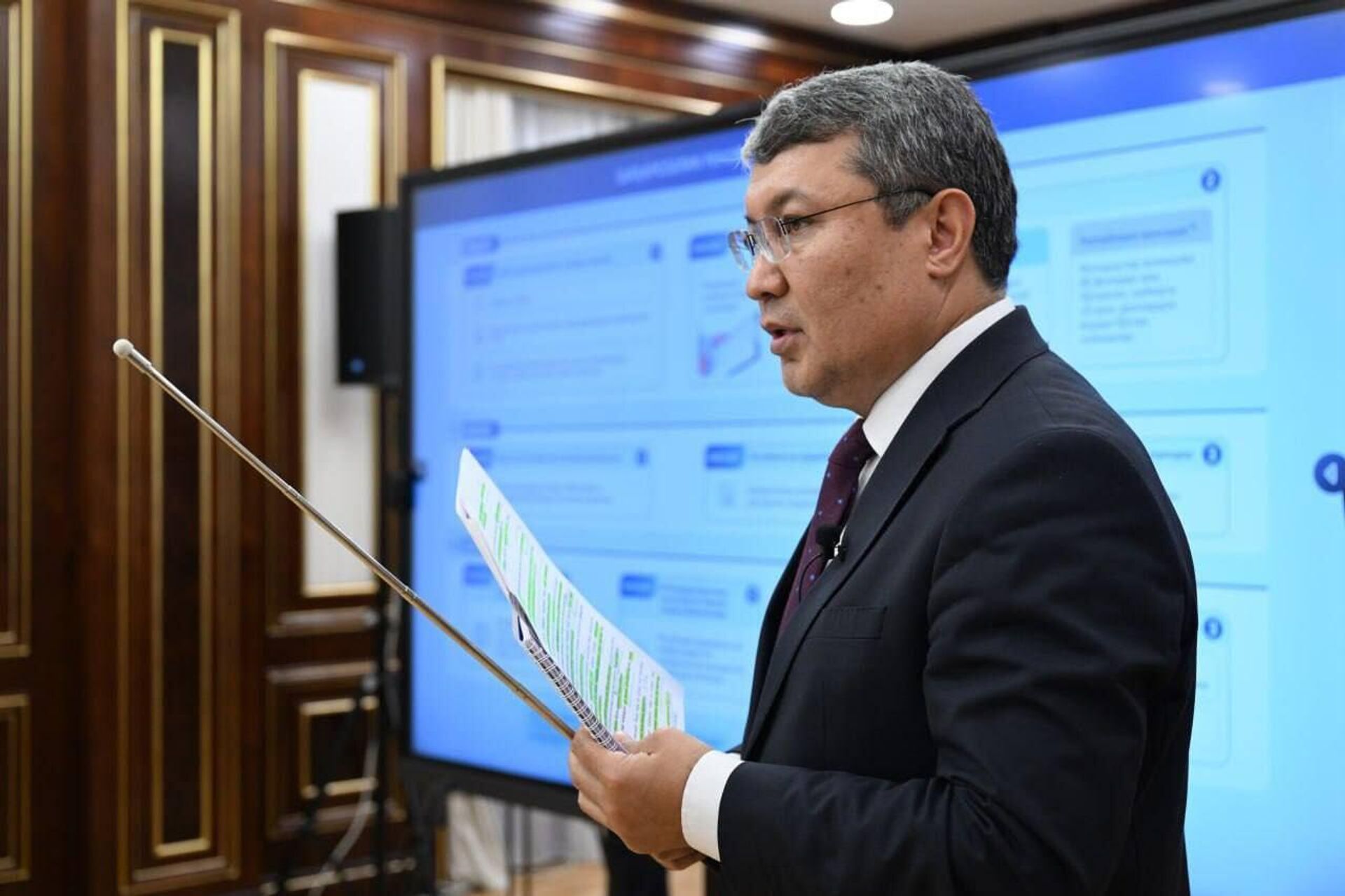 Шавкат Мирзиёев ознакомился с презентацией предложений по формированию правовых основ градостроительной реновации. Шавкат Мирзиёев ознакомился с презентацией предложений по формированию правовых основ градостроительной реновации. - Sputnik Узбекистан, 1920, 09.04.2025