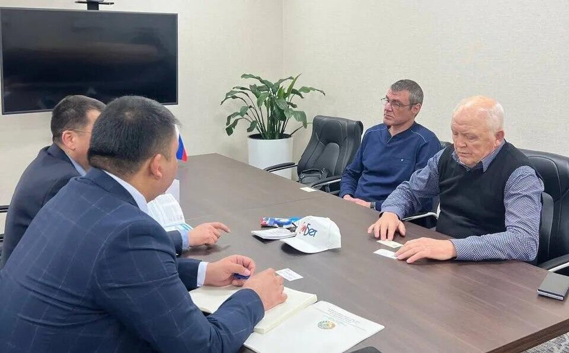 Генеральное консульство Узбекистана провело переговоры с крупным работодателем в Приморском крае РФ. - Sputnik Узбекистан, 1920, 11.04.2025