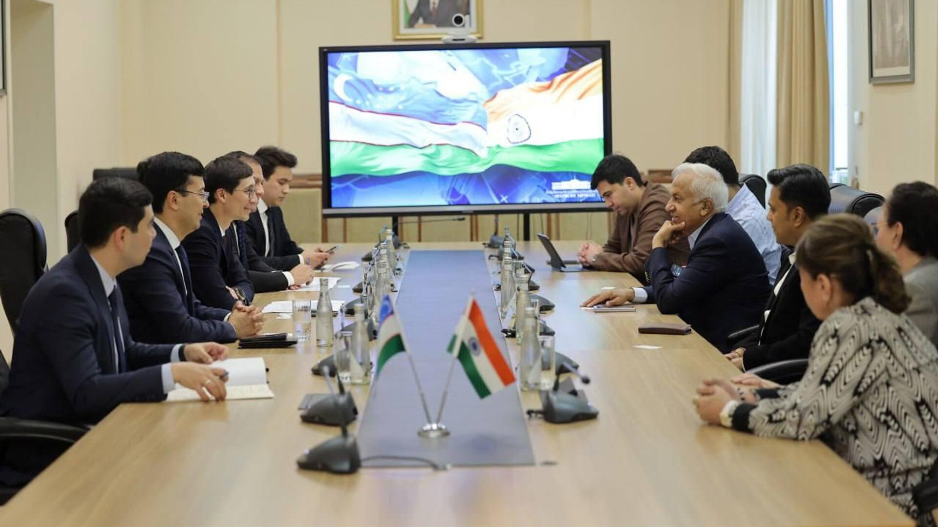Zamestitel ministra investitsiy, promishlennosti i torgovli Shoxrux Gulamov vstretilsya s generalnim direktorom indiyskoy kompanii Reliance Industries Prasadom Panda Zamestitel ministra investitsiy, promishlennosti i torgovli Shoxrux Gulamov vstretilsya s generalnim direktorom indiyskoy kompanii Reliance Industries Prasadom Panda - Sputnik O‘zbekiston, 1920, 12.04.2025