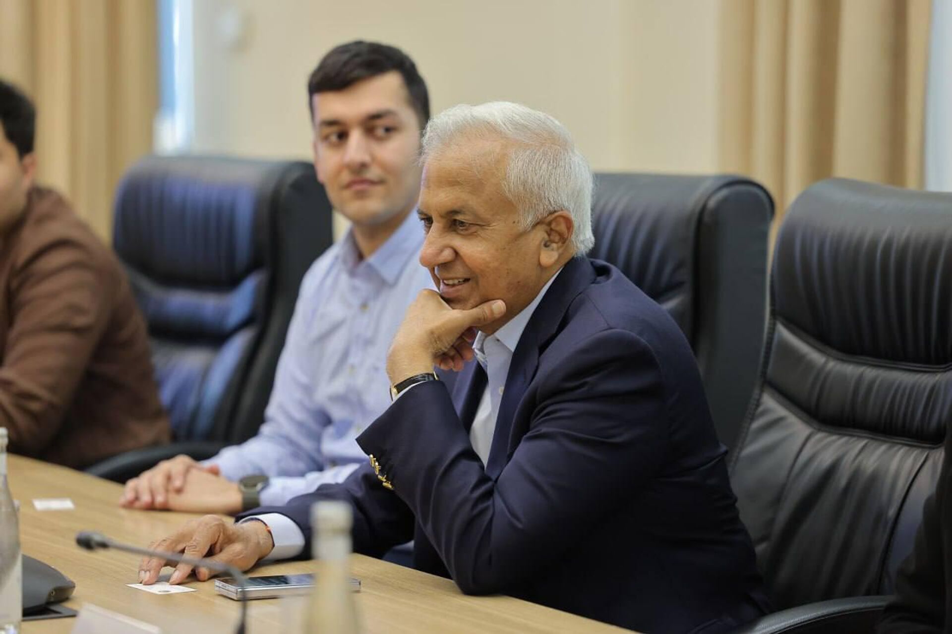 Zamestitel ministra investitsiy, promishlennosti i torgovli Shoxrux Gulamov vstretilsya s generalnim direktorom indiyskoy kompanii Reliance Industries Prasadom Panda Zamestitel ministra investitsiy, promishlennosti i torgovli Shoxrux Gulamov vstretilsya s generalnim direktorom indiyskoy kompanii Reliance Industries Prasadom Panda - Sputnik O‘zbekiston, 1920, 12.04.2025