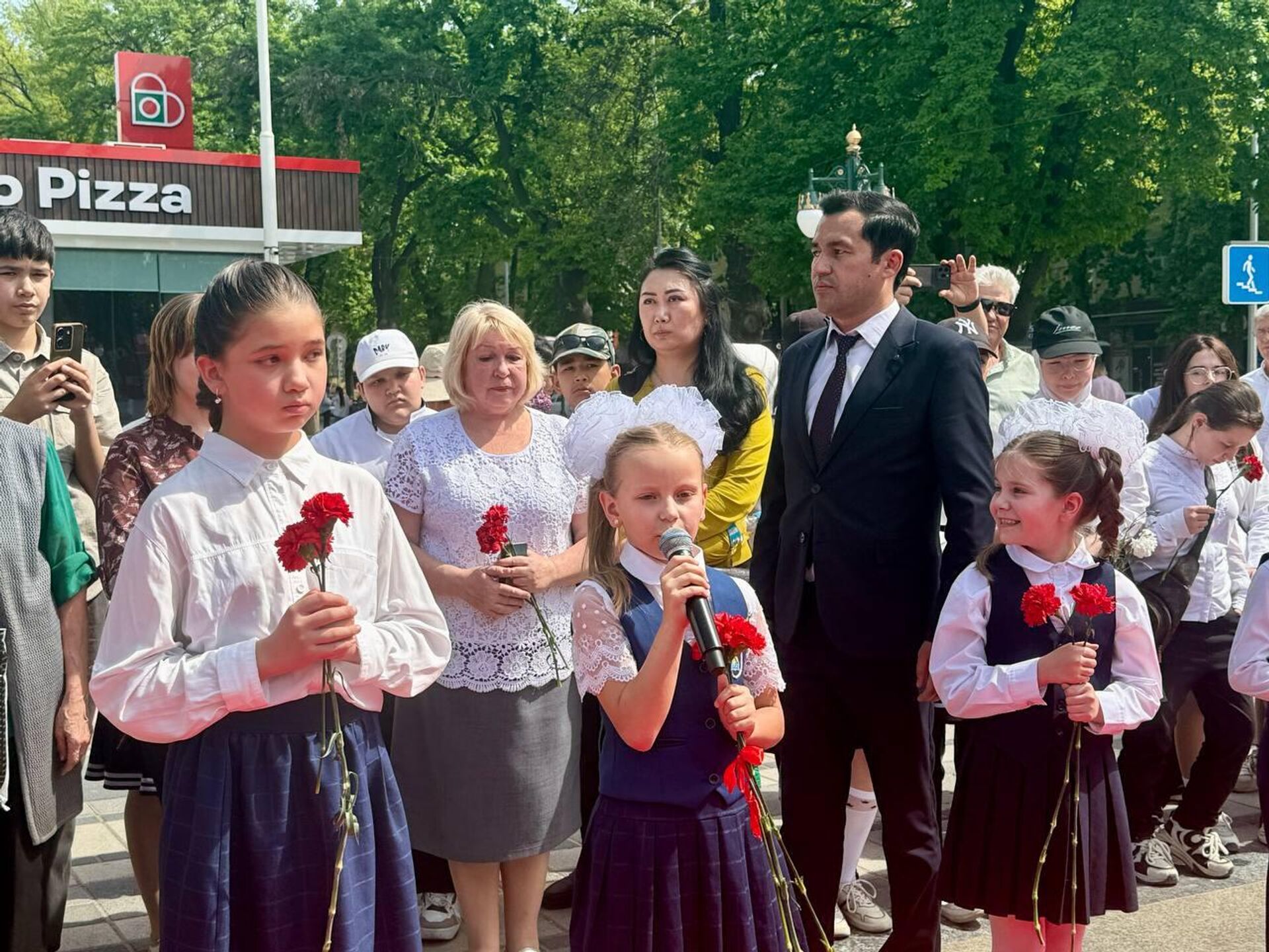 В Ташкенте возложили цветы к памятнику Юрия Гагарина. В Ташкенте возложили цветы к памятнику Юрия Гагарина. - Sputnik Узбекистан, 1920, 12.04.2025