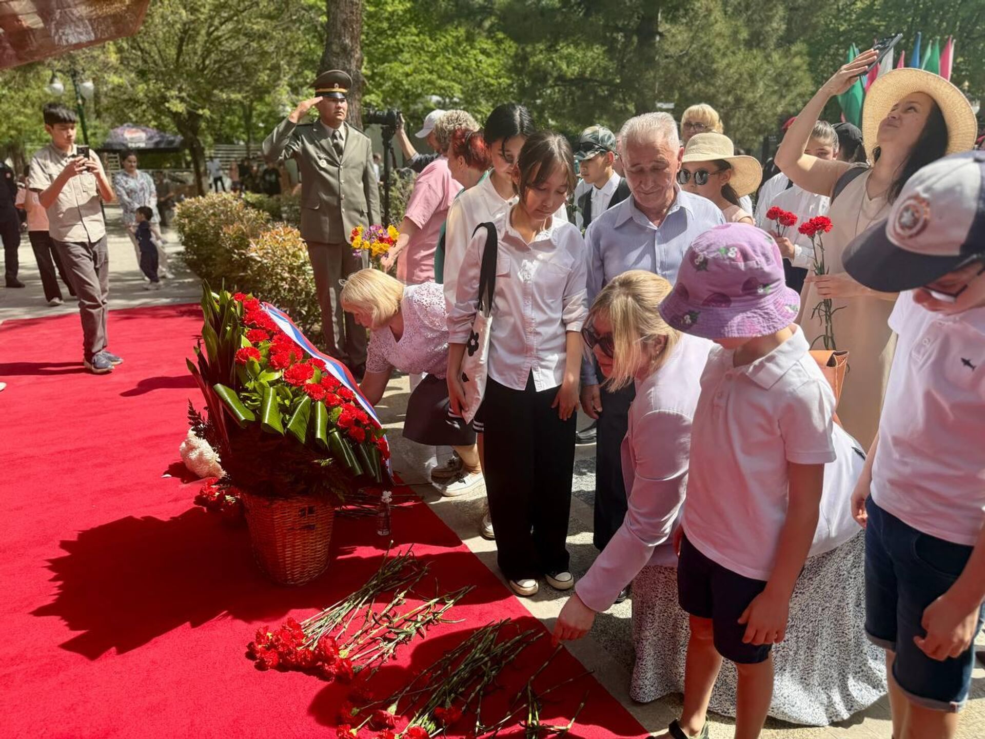 В Ташкенте возложили цветы к памятнику Юрия Гагарина. В Ташкенте возложили цветы к памятнику Юрия Гагарина. - Sputnik Узбекистан, 1920, 12.04.2025