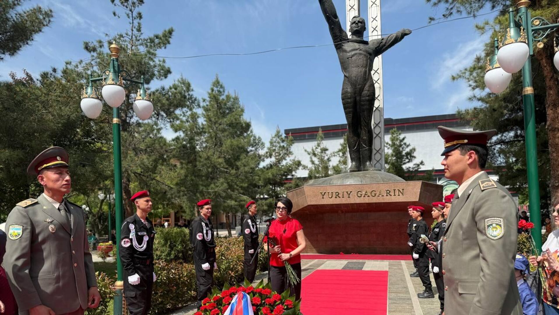 В Ташкенте возложили цветы к памятнику Юрия Гагарина. В Ташкенте возложили цветы к памятнику Юрия Гагарина. - Sputnik Узбекистан, 1920, 12.04.2025