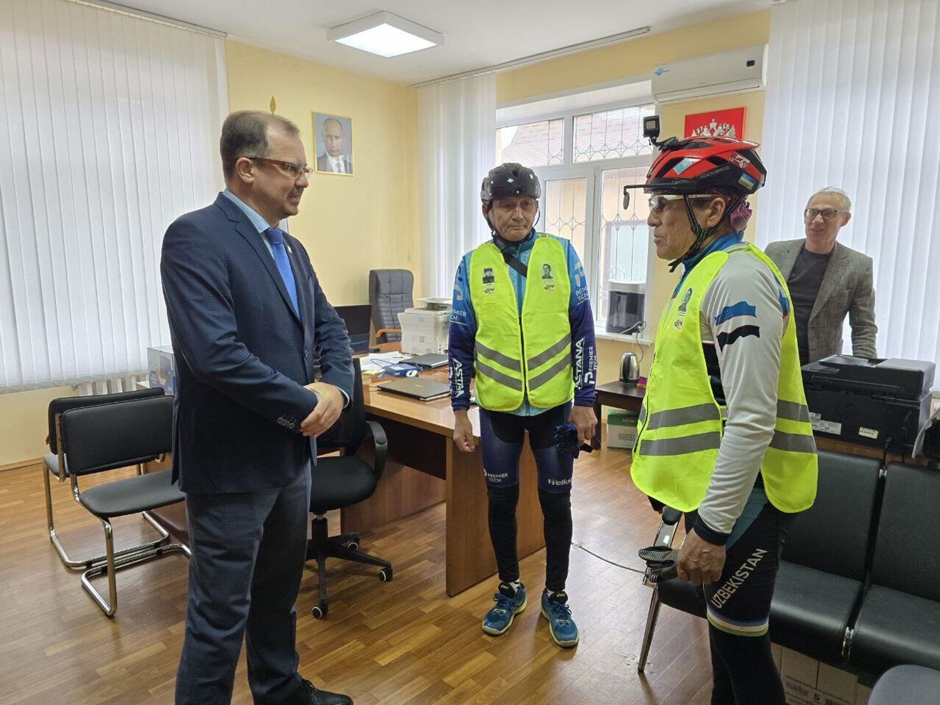 Generalniy konsul Rossii v Uralske Aleksey Grubiy i vitse-konsul, rukovoditel Russkogo doma v Uralske Konstantin Pogorelskiy vstretilis s uchastnikami veloprobega Generalniy konsul Rossii v Uralske Aleksey Grubiy i vitse-konsul, rukovoditel Russkogo doma v Uralske Konstantin Pogorelskiy vstretilis s uchastnikami veloprobega - Sputnik O‘zbekiston, 1920, 16.04.2025