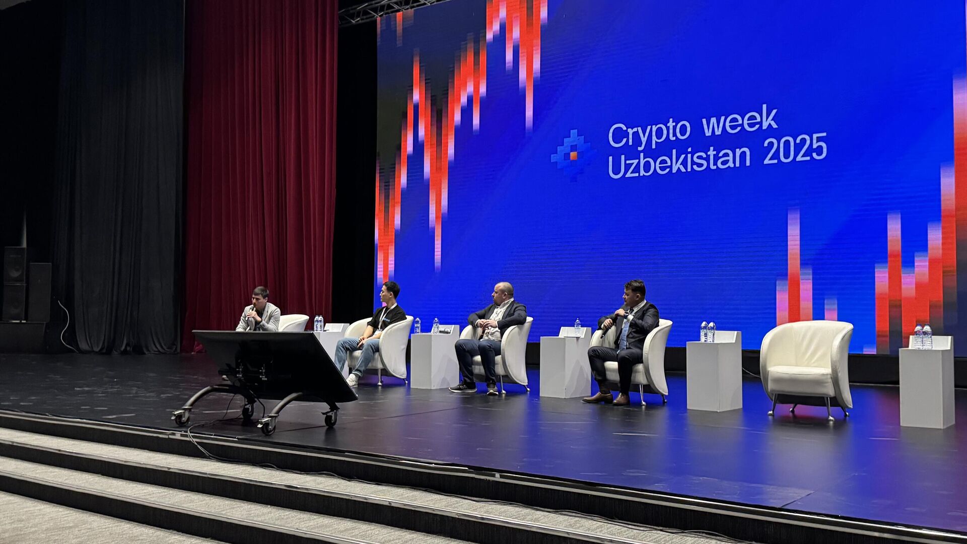 Crypto Week Uzbekistan 2025: криптокарты и защита курьеров Crypto Week Uzbekistan 2025: криптокарты и защита курьеров - Sputnik Узбекистан, 1920, 16.04.2025