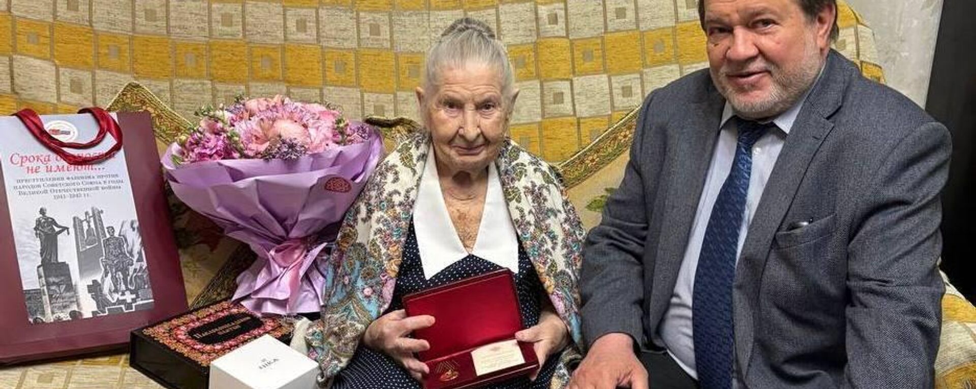 Посол России в Узбекистане Олег Мальгинов вручил юбилейную медаль 80 лет Победы в Великой Отечественной войне 1941-1945 гг. почётному ветерану Вере Васильевне Муриной  - Sputnik Ўзбекистон, 1920, 17.04.2025