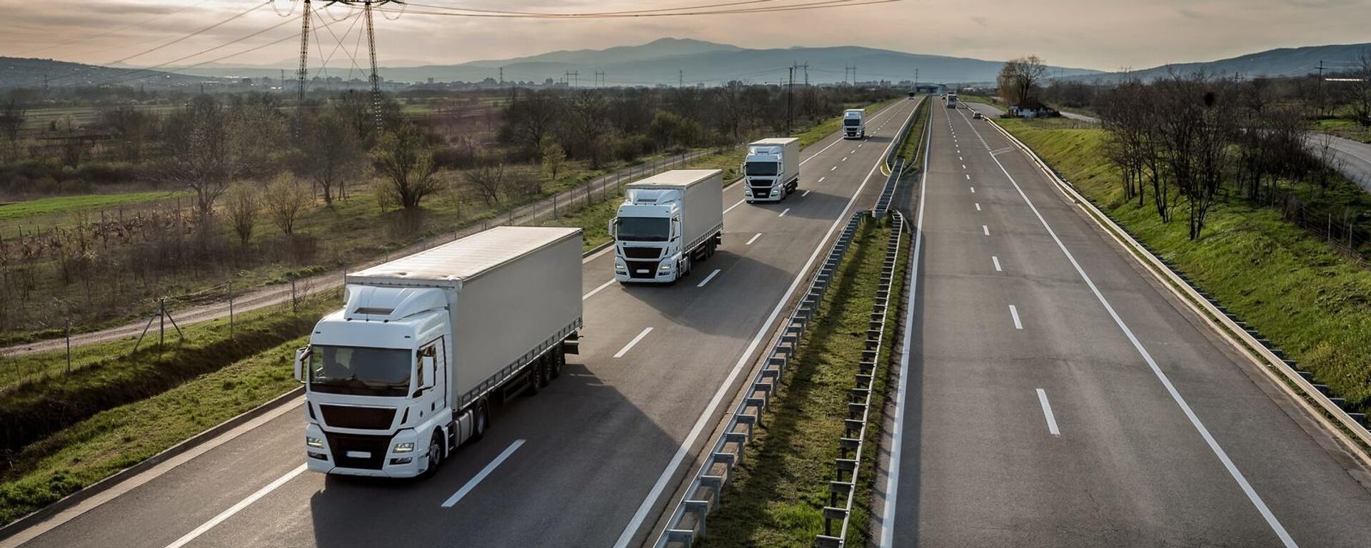 Грузовые перевозки - Sputnik Узбекистан, 1920, 20.12.2025