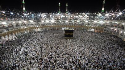 Паломники во время хаджа совершают обход вокруг Каабы в мечети Масджид аль-Харам в Мекке