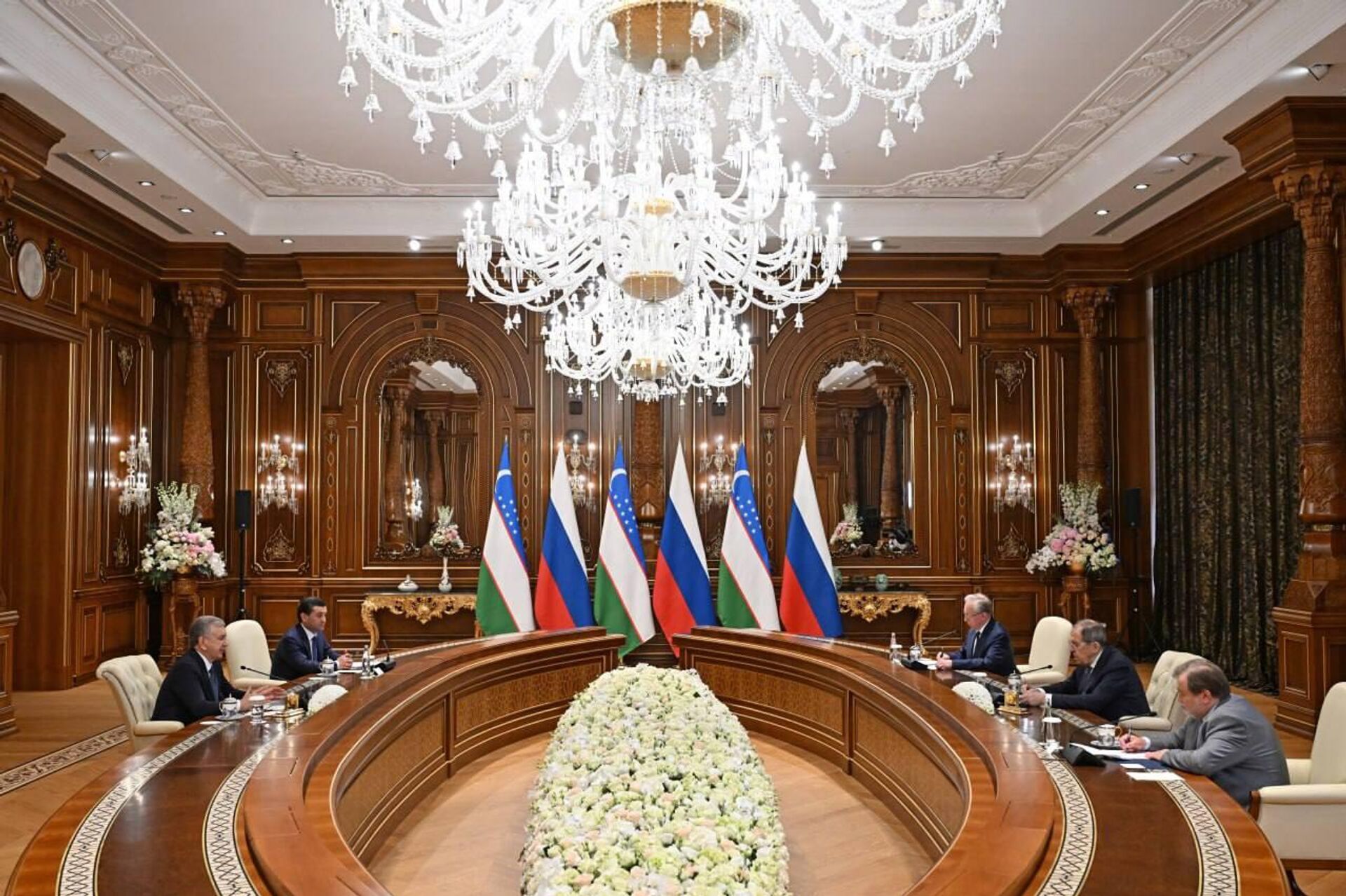 Президент Узбекистана принял министра иностранных дел России Президент Узбекистана принял министра иностранных дел России - Sputnik Узбекистан, 1920, 23.04.2025