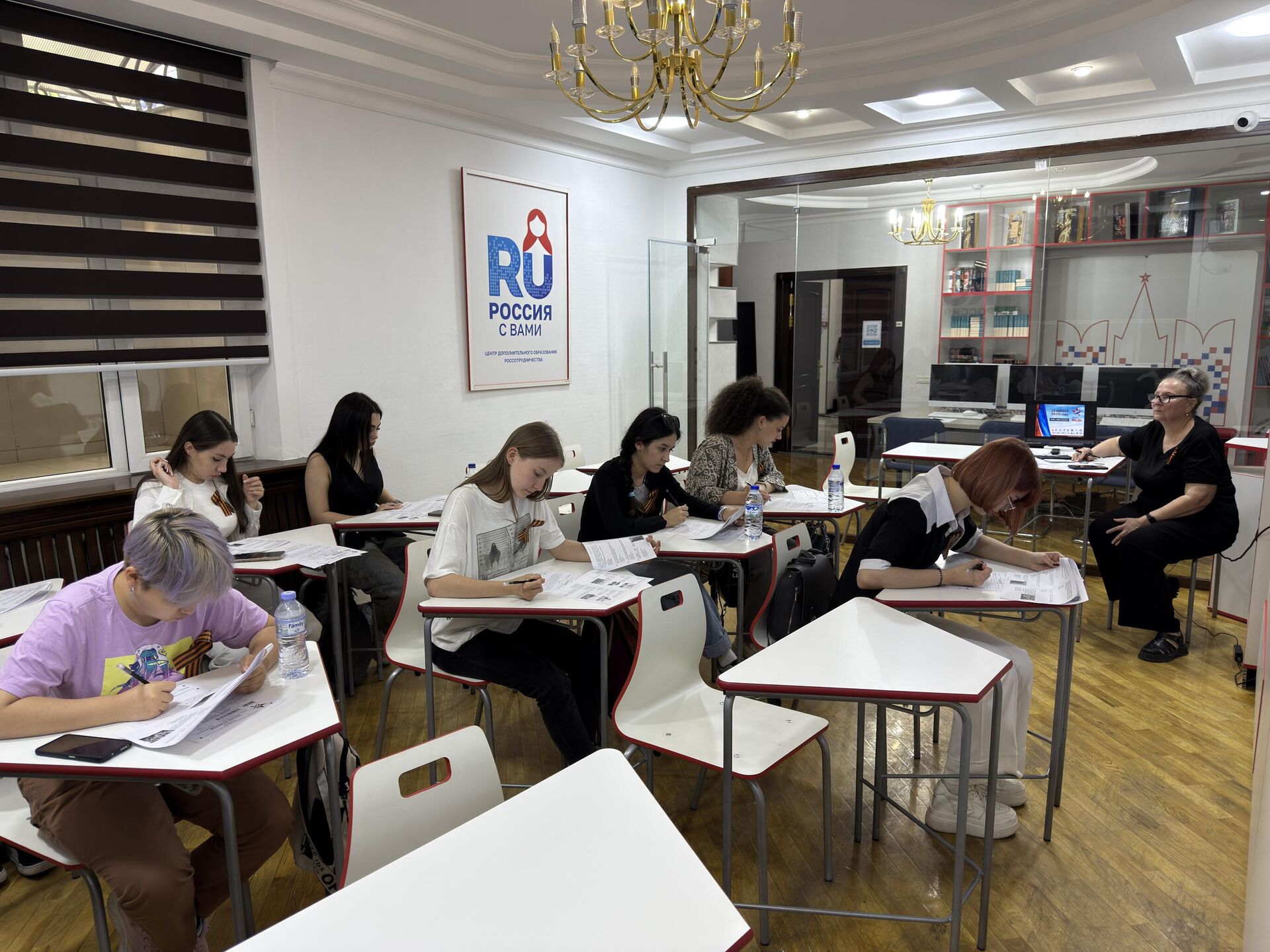 В Ташкенте прошла патриотическая акция Диктант Победы В Ташкенте прошла патриотическая акция Диктант Победы - Sputnik Узбекистан, 1920, 25.04.2025