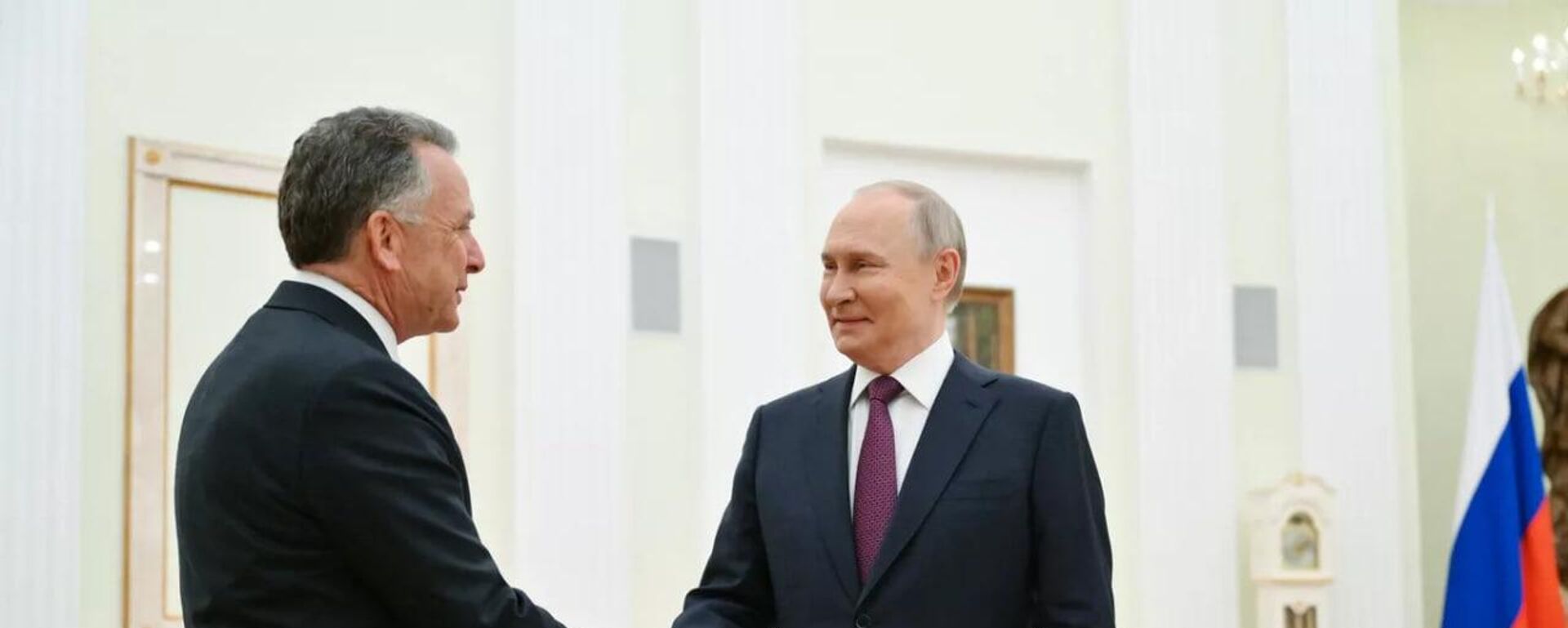 Спецпосланник президента США Стив Уиткофф и Владимир Путин - Sputnik Ўзбекистон, 1920, 06.08.2025