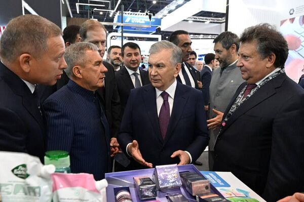 Президент Узбекистана посетил международную выставку ИННОПРОМ Президент Узбекистана посетил международную выставку ИННОПРОМ - Sputnik Ўзбекистон