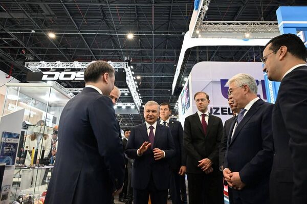 Президент Узбекистана посетил международную выставку ИННОПРОМ Президент Узбекистана посетил международную выставку ИННОПРОМ - Sputnik Ўзбекистон