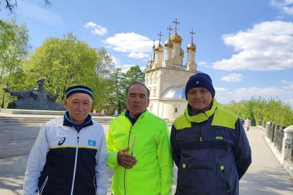 Актив узбекской национально-культурной автономии Алмаз города Рязани торжественно встретил участников международного веломарафона, посвященного 80-летию Победы над фашизмом. Актив узбекской национально-культурной автономии Алмаз города Рязани торжественно встретил участников международного веломарафона, посвященного 80-летию Победы над фашизмом. - Sputnik Ўзбекистон