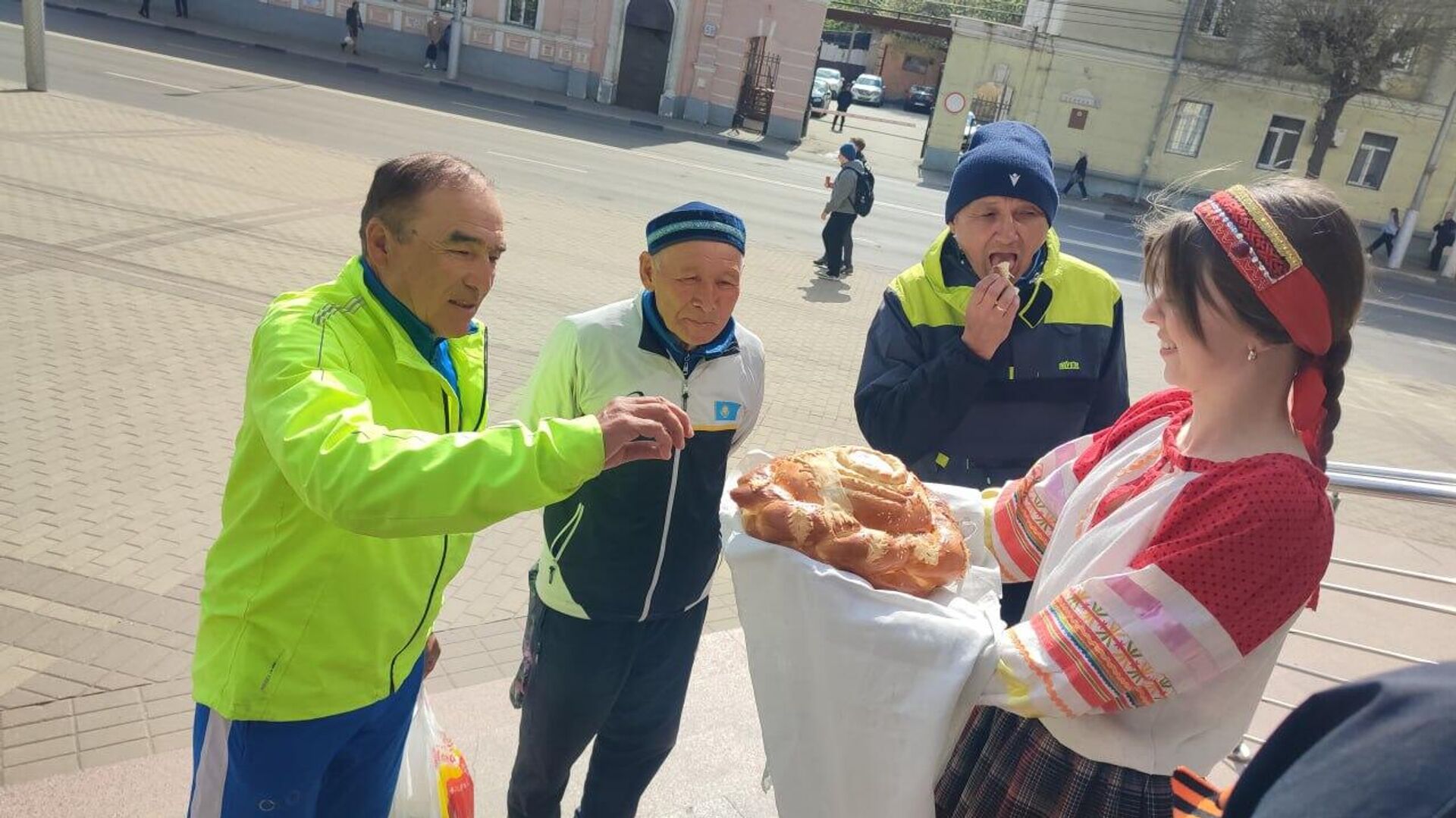 Актив узбекской национально-культурной автономии Алмаз города Рязани торжественно встретил участников международного веломарафона, посвященного 80-летию Победы над фашизмом. - Sputnik Узбекистан, 1920, 29.04.2025