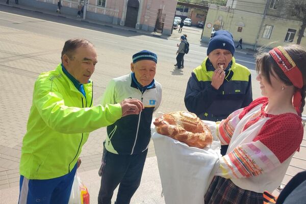 Актив узбекской национально-культурной автономии Алмаз города Рязани торжественно встретил участников международного веломарафона, посвященного 80-летию Победы над фашизмом. Актив узбекской национально-культурной автономии Алмаз города Рязани торжественно встретил участников международного веломарафона, посвященного 80-летию Победы над фашизмом. - Sputnik Ўзбекистон