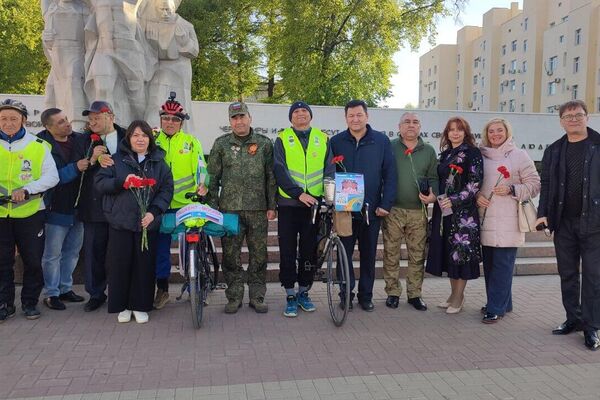 Актив узбекской национально-культурной автономии Алмаз города Рязани торжественно встретил участников международного веломарафона, посвященного 80-летию Победы над фашизмом. Актив узбекской национально-культурной автономии Алмаз города Рязани торжественно встретил участников международного веломарафона, посвященного 80-летию Победы над фашизмом. - Sputnik Ўзбекистон