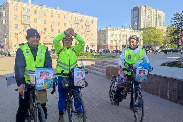 Актив узбекской национально-культурной автономии Алмаз города Рязани торжественно встретил участников международного веломарафона, посвященного 80-летию Победы над фашизмом. Актив узбекской национально-культурной автономии Алмаз города Рязани торжественно встретил участников международного веломарафона, посвященного 80-летию Победы над фашизмом. - Sputnik Ўзбекистон