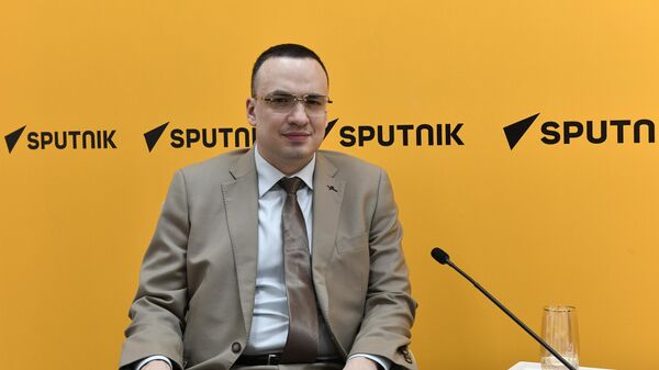 Свердловск вилояти губернатори ўринбосари Дмитрий Иониннинг Ўзбекистон билан ҳамкорлик бўйича брифинги - Sputnik Ўзбекистон