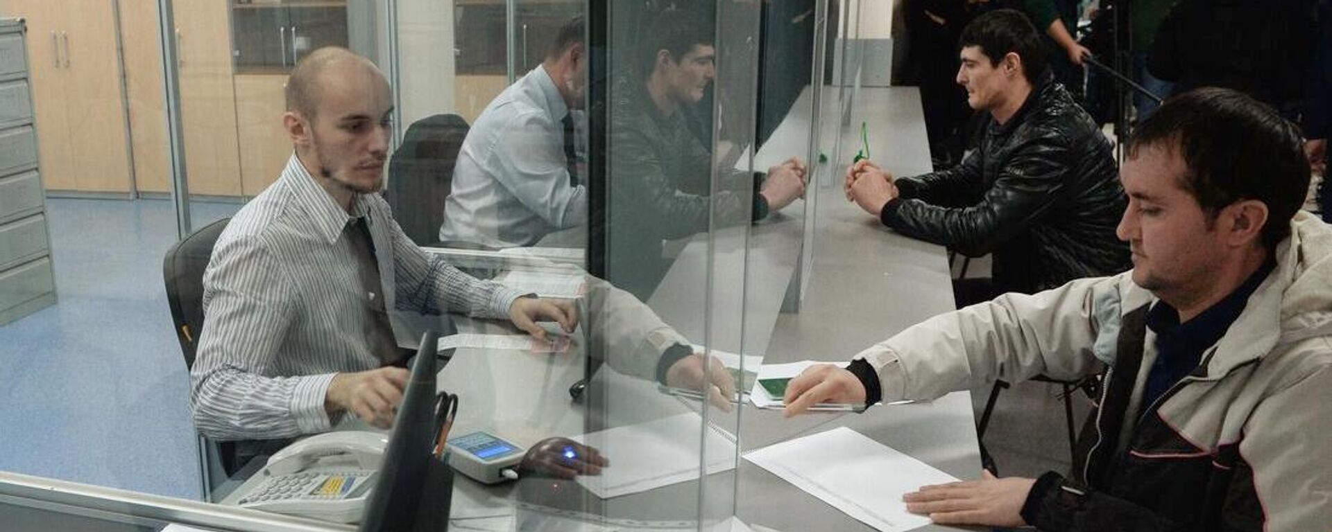 Выдача первых патентов в Едином миграционном центре Московской области - Sputnik Ўзбекистон, 1920, 29.04.2025