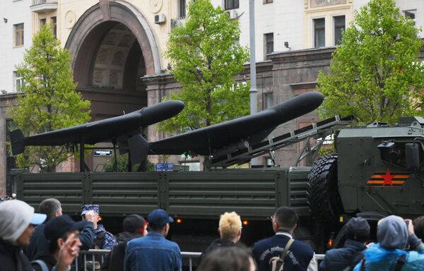 КамАЗ юк машинасидаги &quot;Герань-2&quot; учувчисиз учиш аппаратлари. - Sputnik Ўзбекистон