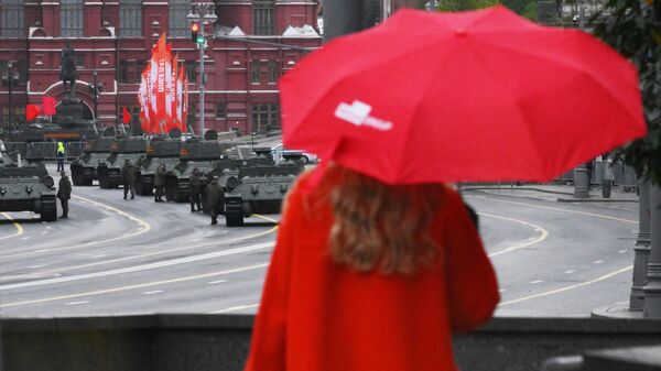 Танк Т-34-85 и Су-100 на репетиции парада в Москве в честь 80-й годовщины Победы в Великой Отечественной войне - Sputnik Узбекистан