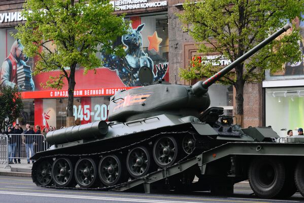 Парад машғулотларидаги Т-34-85 танки. - Sputnik Ўзбекистон