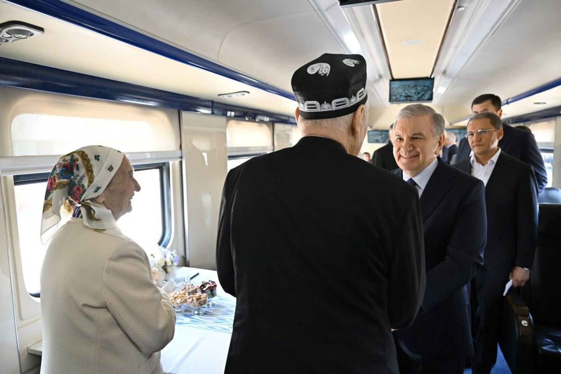 Президент Шавкат Мирзиёев ознакомился с вагонами отечественного производства и осмотрел электрифицированную железную дорогу Ургенч – Хива Президент Шавкат Мирзиёев ознакомился с вагонами отечественного производства и осмотрел электрифицированную железную дорогу Ургенч – Хива - Sputnik Ўзбекистон, 1920, 02.05.2025