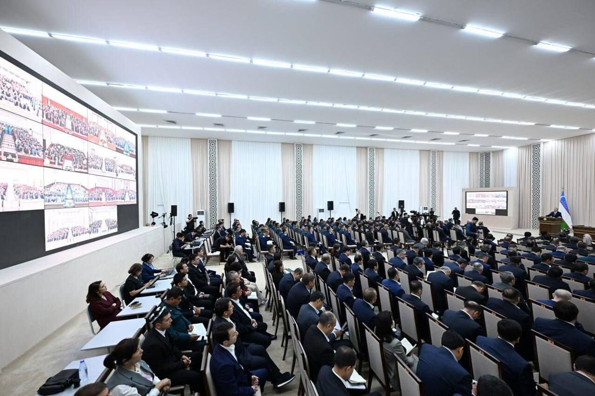 В Ургенчском районе под председательством Президента Шавката Мирзиёева состоялось совещание, посвященное приоритетным задачам социально-экономического развития Хорезмской области. В Ургенчском районе под председательством Президента Шавката Мирзиёева состоялось совещание, посвященное приоритетным задачам социально-экономического развития Хорезмской области. - Sputnik Узбекистан, 1920, 02.05.2025